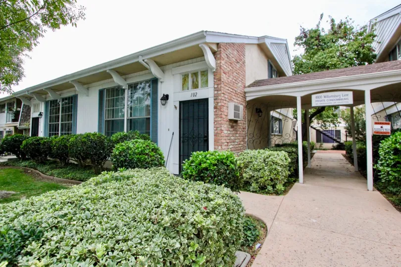 ALT="Williamsburg Square Community at La Mesa in California"