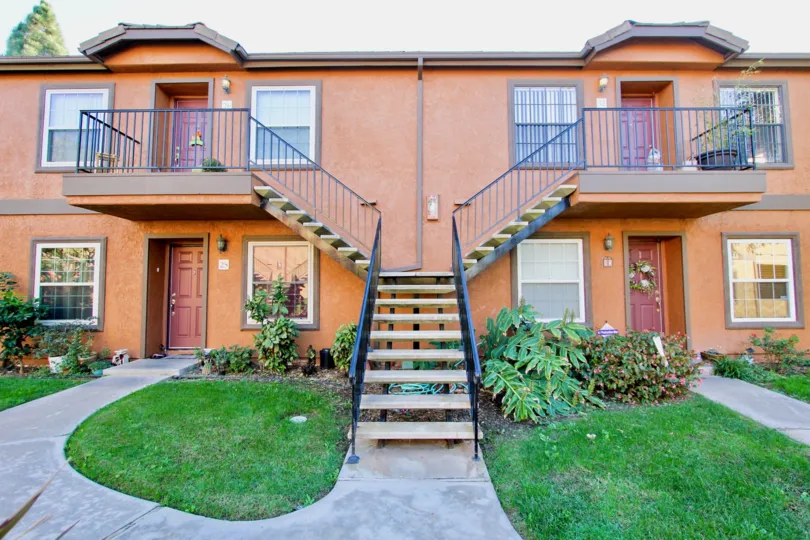 THE BUILDING IN THE ARBOR RIDGE WITH THE GRASSLAND, PLANTS, UPSTAIRS, FLOWER POT