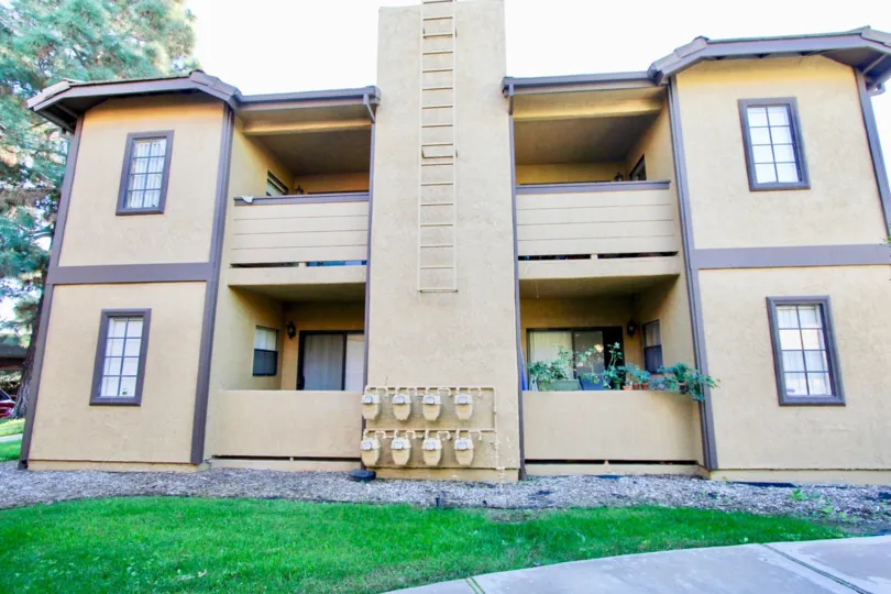 A green colour lawn in front of a House in Arbor Ridge of Mira Mesa