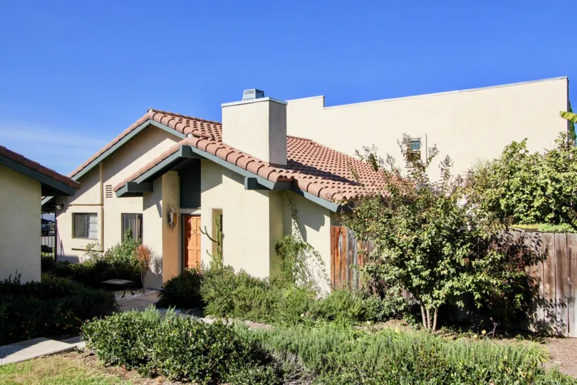 THIS IMAGE SHOWS THE BEAUTIFUL HOUSE WITH EXCELLENT PLANTS AND TREES LOCATED IN THE COMMUNITY OF BLACK MOUNTAIN VILAS