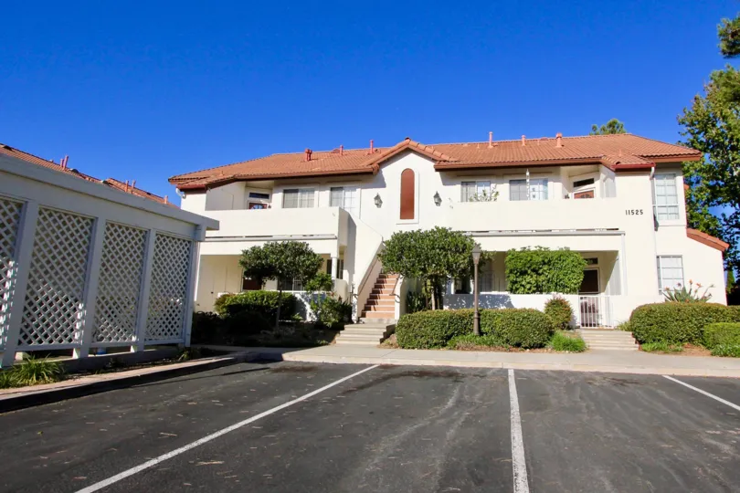Mansion with huge parking lot, beautiful scenery and garden