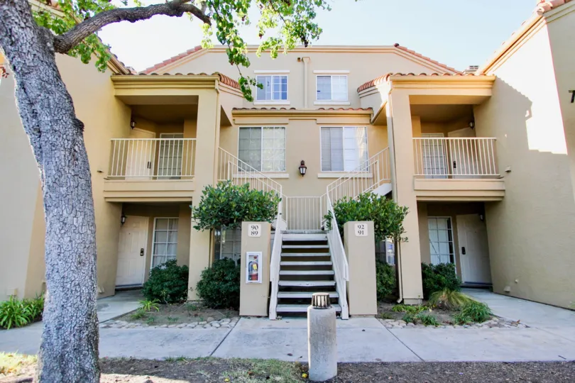 Beautiful condo two story with garage in nice Community