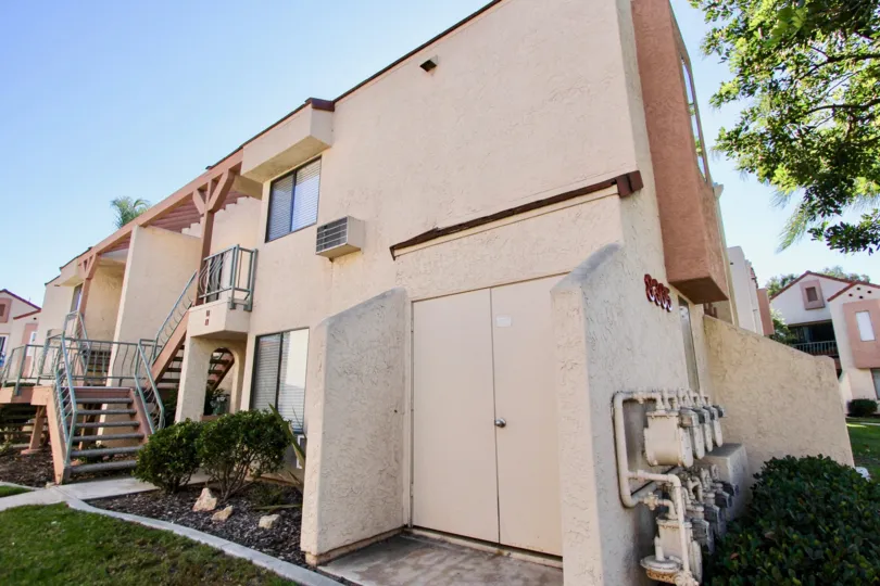 Casa New Salem  , Mira Mesa ,: California,mauve building, plants