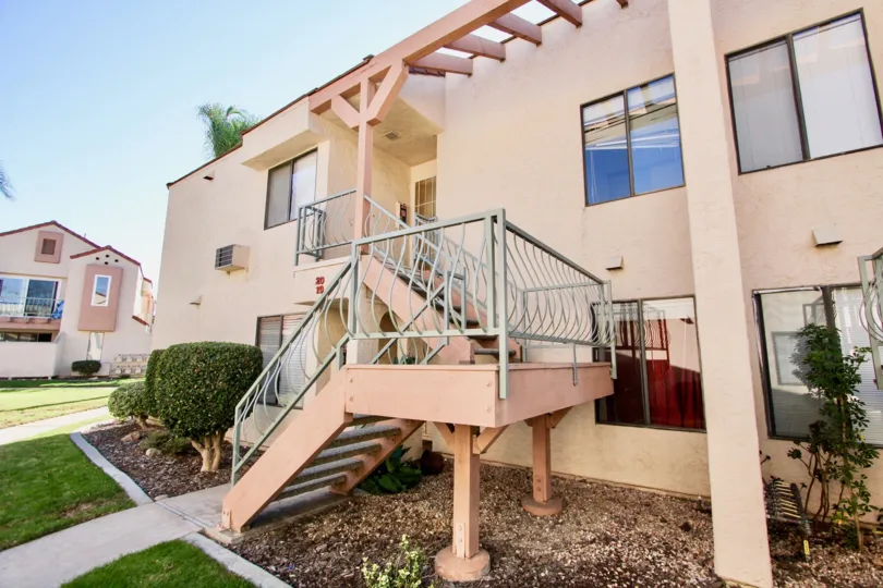 The beautiful house in the community of Casa New Salem, which have the glass windows, small trees, steps and the one pathway also there.
