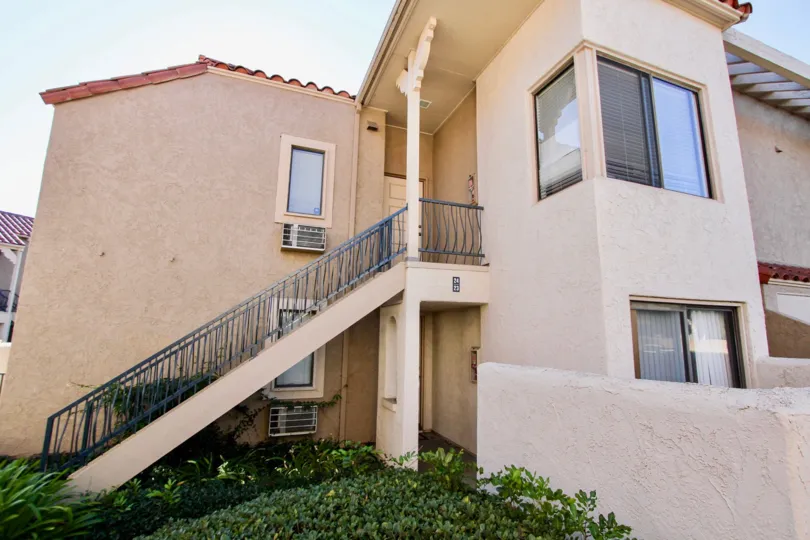 THE APARTMENT IN THE FLAIR WITH THE UPSTAIRS, GLASS WINDOW, PLANTS, AIRCONDITIONER