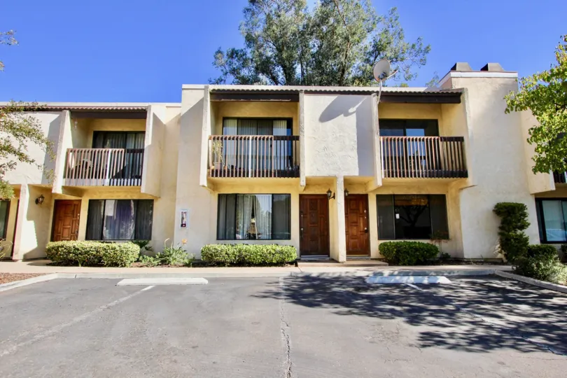 Gold Creek's golden apartments with their modern touch. Only in Mira Mesa, California