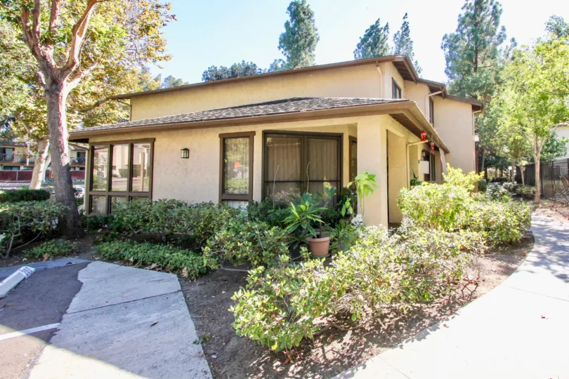 A SUNNY DAY IN THE QUAIL CREEK WITH THE GARDEN ATTACHED HOUSE