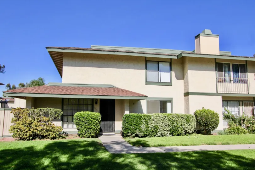 In Quest, A Villa has meadow and bushes along the pathway of city Mira Mesa