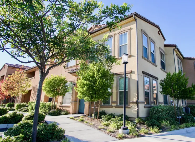 A sunny day with green trees and a lamp around House in Sorrento Terrace of Mira Mesa