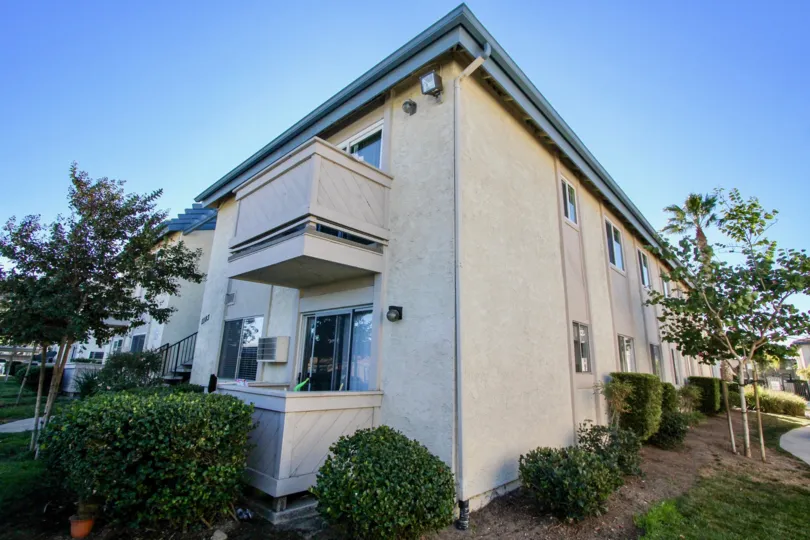 Villa Mar Appartments standing in the sun in Mira Mesa, California