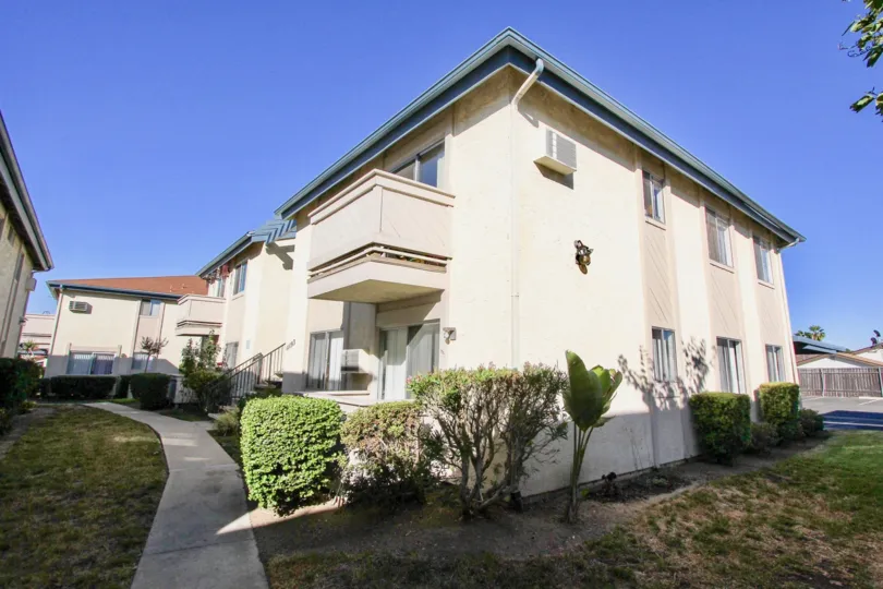 housing surrounded with bushes and grass and close community in Villa Mar mira mesa