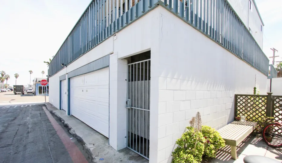 This is a Condo located at 2990 Mission Boulevard #402, San Diego, CA. 2990 Mission Blvd #402 has 2 beds, 2 baths, and approximately 814 square feet. The property has a lot size of 4, 639 sqft and was built in 1975. The average list price for similar home