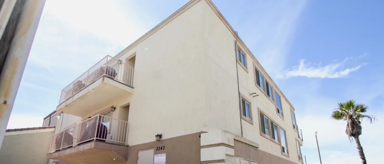 A sunny day at 3423 Ocean Front Walk with apartments and palm trees.