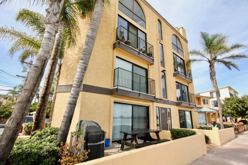Hotel with 13 rooms and private baths, newly remodeled in late 2015. All rooms have air conditioning, Wifi, cable TVaç and breakfast included. Hotel also has a 3 bedroom 2 bath cabana (apartment) with kitchen and dining room. A 2 bedroom and 2 bath, and a