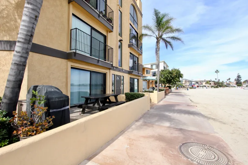 A sunny day in the area of Casa Bahia, sidewalk, trash can, picnic table, balcony