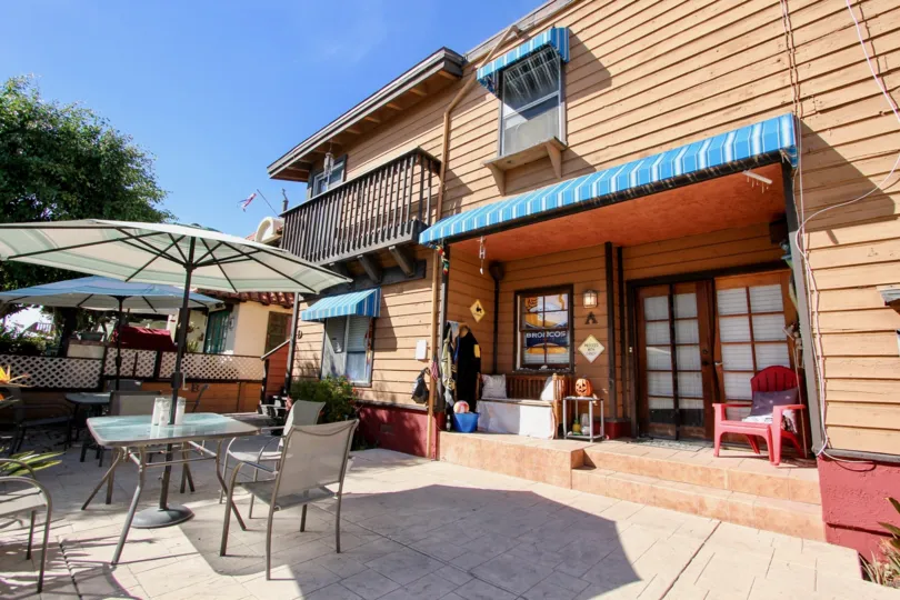 Casa Deal, City: Mission Beach, a nice view of entrance of a building and chairs to sit