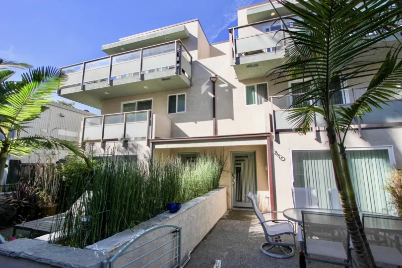 Beautiful apartment with lush greenery and breathtaking scenery, also has a wonderful patio setup