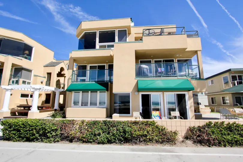 The dog friendly apartment sleeps up to four guests in one double bedroom and one twin bedroom and includes a recently refurbished panoramic open-plan lounge/diner and kitchen which benefits from an abundance of natural light. A family bathroom with showe