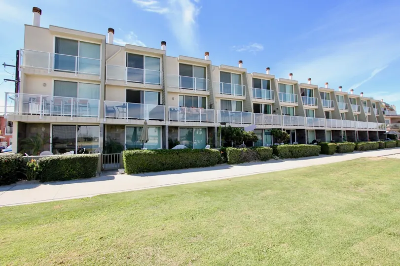 Franklin Shores At the sands edge in North Mission Beach, this bay front condo is perfect for beach lovers and outdoor enthusiasts. Enjoy panoramic views of Mission Bay from every room! Three combined large patios for outdoor entertaining, BBQing and rela
