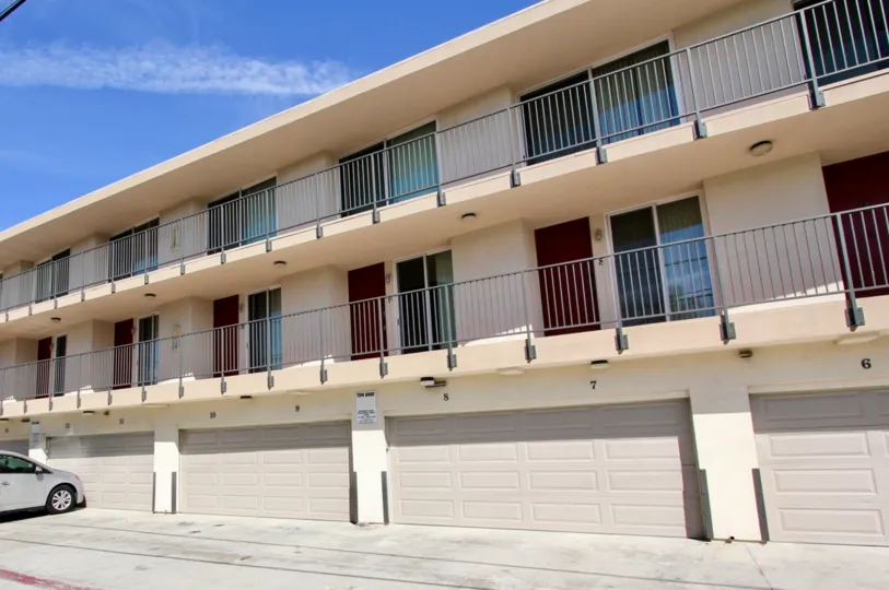 The Mission Valley HAS CONTAIN Master bedroom has a Queen size bed, and the second bedroom has a full-twin bunk (perfect for kids!). Both bedrooms are adjoined by a jack-and-jill bath, which has a combination standing tub and shower. There is also an outd