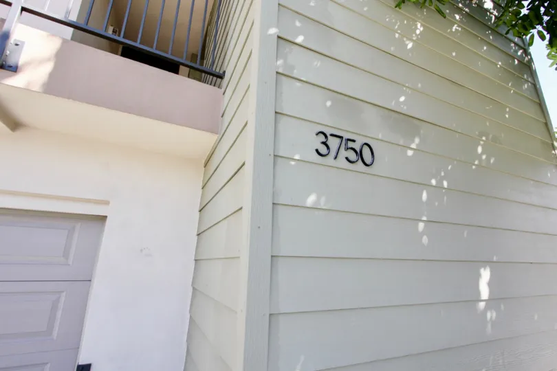 A house no. in the Franklin Shores reminds me off officials from municipality.