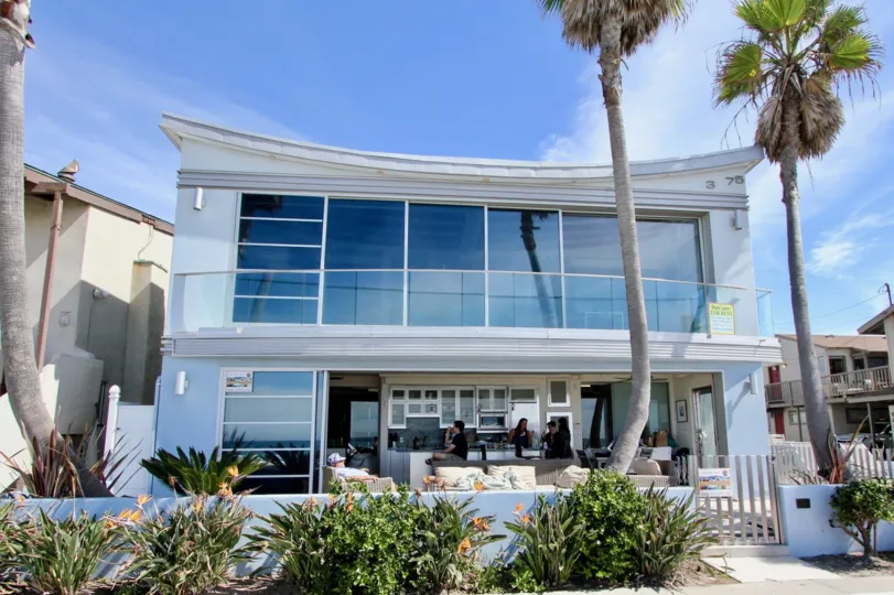 Enjoying refreshmets at the Jamaica Sands in Mission Beach, California