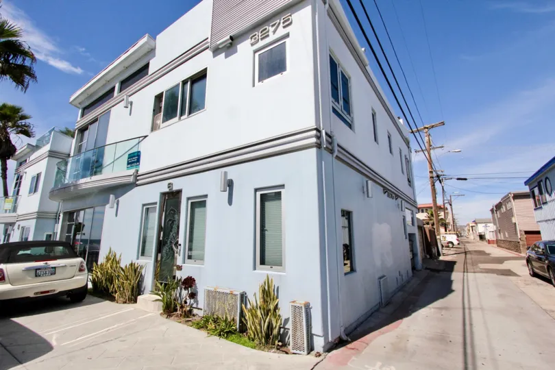 Relax in style in this beautiful, contemporary condominium. This luxury ground floor condo is located in Mission Beach just steps to the ocean's edge and walking distance to restaurants and shopping. The studio unit includes a full kitchen, glass shower, 