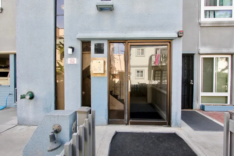 A GLASSY DOORS IN THE MISSION BEACH WITH GOOD COLOURS