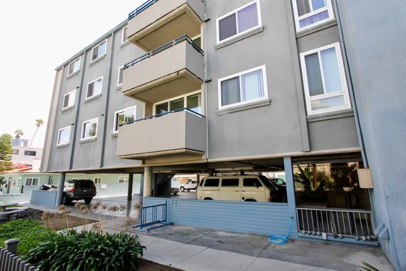 Mission Beach Towers IN MISSION BEACH FABULOUS BUNGALOW WITH CAR PARKING AND BALCONY BEAUTIFUL GARDEN CLEAN WAY