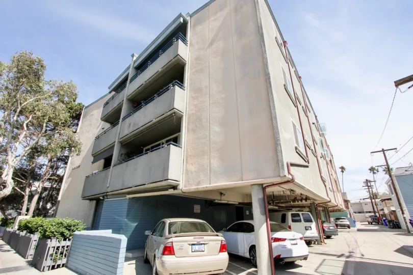 Mission Beach Towers IN MISSION BEACH FABULOUS BUNGALOW WITH CAR PARKING AND BALCONY BEAUTIFUL GARDEN CLEAN WAY