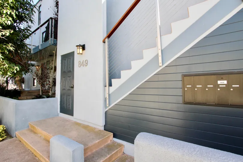 House no 849 At mission shores shows that there is no way to go on the stairs at mission beach california