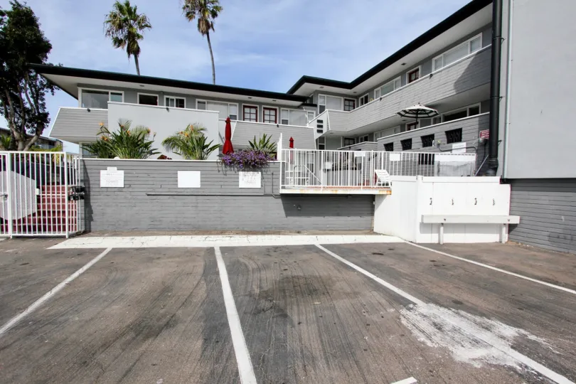 Mission View Point's pool and lovely sand in the city of Mission Beach