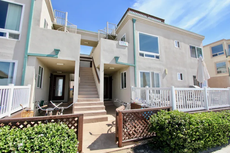 THE HOUSE IN THE OCEAN FRONT BREAKERS WITH THE PLANTS, CYCLES.