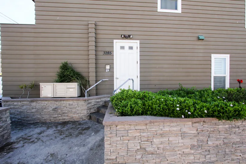 SIDE ENTRY VIEW OF APARTMENT (3285) UP A FEW STEPS.