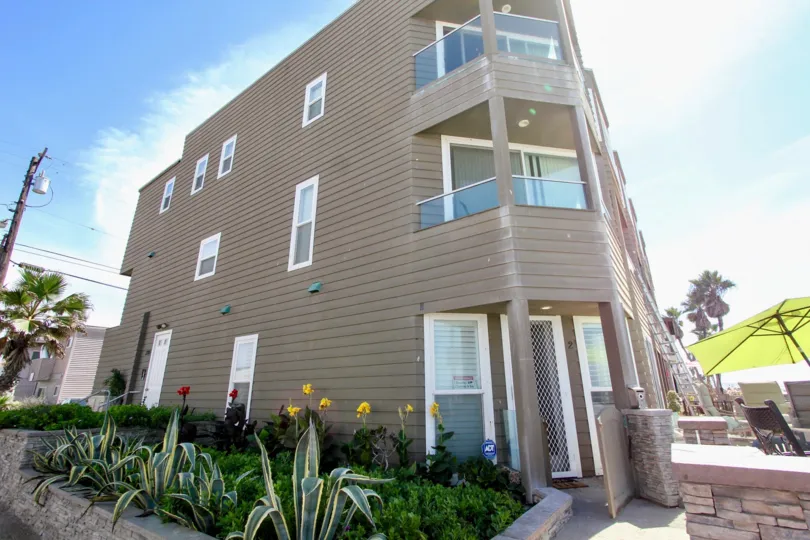 Ocean West is a contemporary oceanfront seven unit luxury condominium building located at 3285 Ocean Front Walk in North Mission Beach. Ocean West is three blocks north of the Famous Giant Dipper Roller Coaster, Plunge Pool and The Wave House Athletic Clu