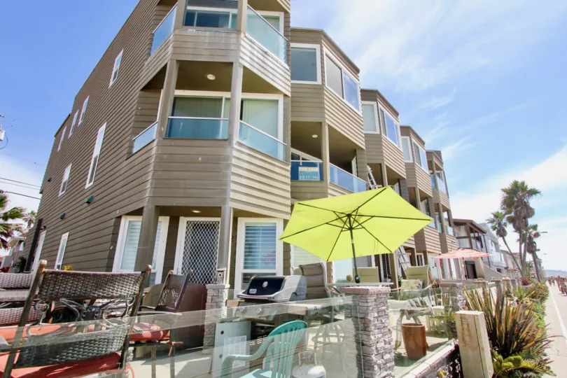 Ocean West is a contemporary oceanfront seven unit luxury condominium building located at 3285 Ocean Front Walk in North Mission Beach. Ocean West is three blocks north of the Famous Giant Dipper Roller Coaster, Plunge Pool and The Wave House Athletic Clu