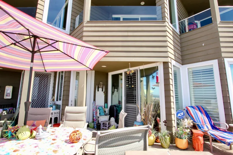 From the moment you walk through the front door, the stunning ocean views to Dunk and Bedarra Islands, plus the long stretch of beach below, will transport you to another world! Perched above South Mission Beach, watch eagles fly while you swim in the inf