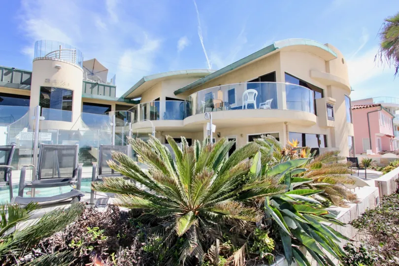 SURF RIDER perfect spot to enjoy all that San Diego The panoramic glass windows allows you to enjoy amazing ocean views and perfect sunsets, and a private balcony to sit out and relax and bask in the sun. This unit does not have air conditioning
