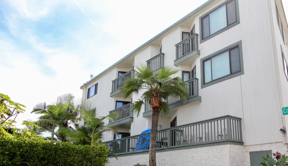 A white apartment building in the Fijian Community in Mission Beach California.
