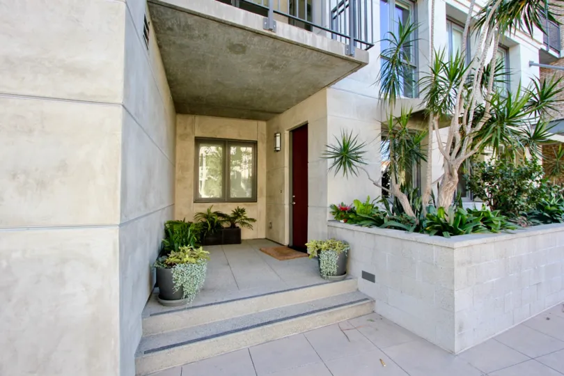1 mission is a apartment type of the house in mission hills city in ca