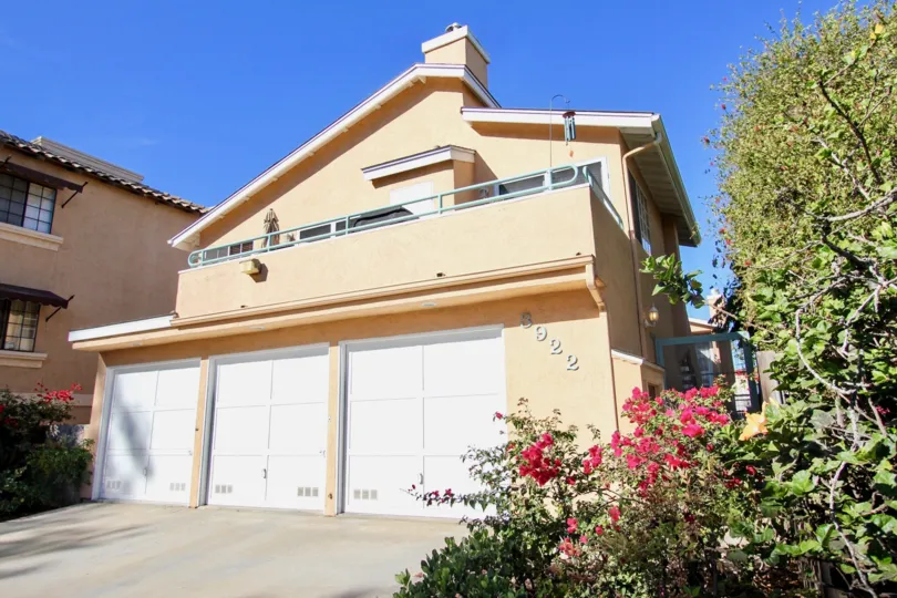 A house in the 3922 Albatross reminding me off 1960’s Hippie era.