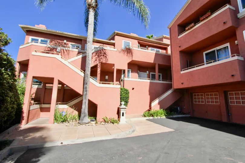 A palm tree in front of an apartment building in the Columbia Crest neighborhood of Mission Hills, CA