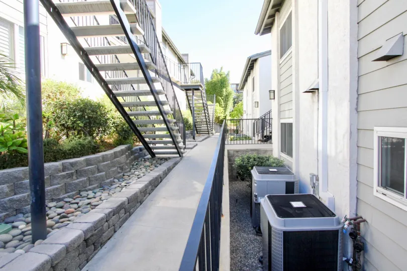 The way to the stairs of the Columbia Terrace villa's has bubbled rocks in the ground