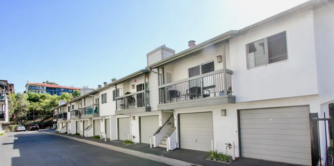 A sunny day at Columbia Terrace in Mission Hills, California