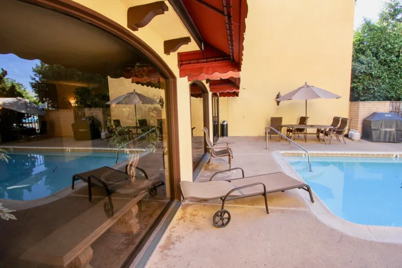 A quiet swimming pool with rest place and a good ambience in the Eagle Canyon community of Mission Hills, California.