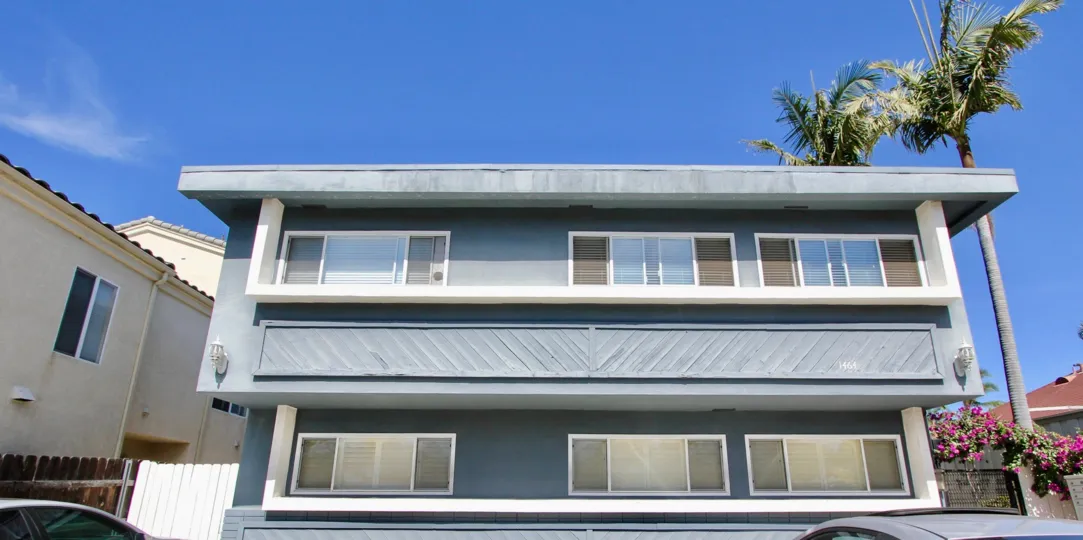 Sunny house with modern decor located in palm-tree laden neighborhood of Essex Manor