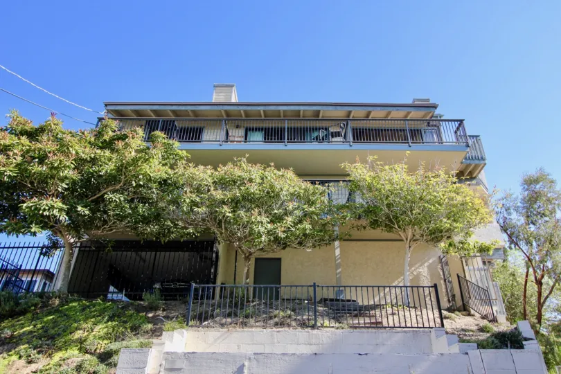 Harborview Terracemost attractive bungalow and nice garden and nice color in this bungalow