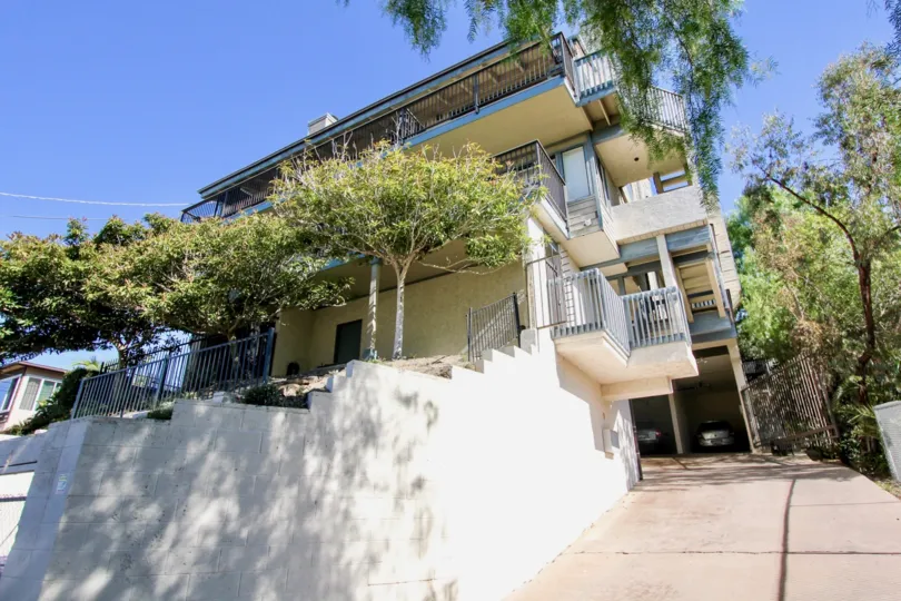 High view group house with broad balcony in Harborview Terrace.