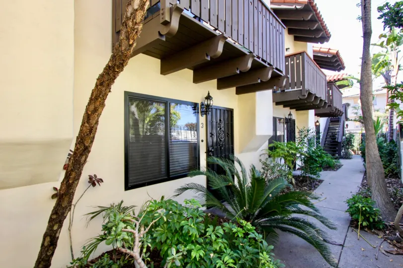 A roomy condo with beautiful landscape in a safe and fun community.