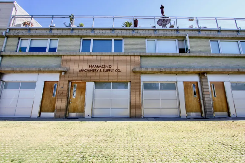 Moddom, City: Mission Hills, Hammond, Machinery & Supply Co., all doors closed, nice view